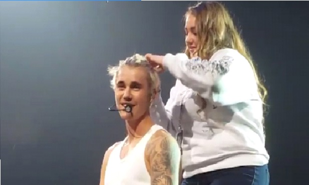 Justin Bieber asked a fan to put his hair in a ponytail in the middle of a concert