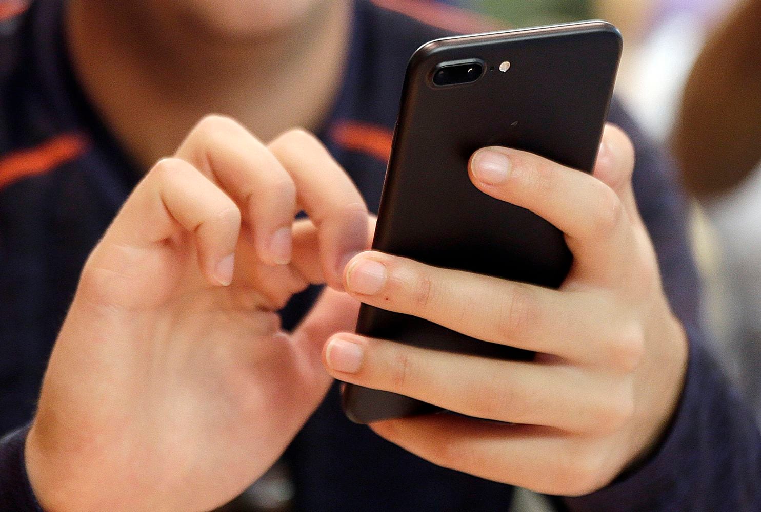 Smartphone addict couldn   t move fingers after using device for a week