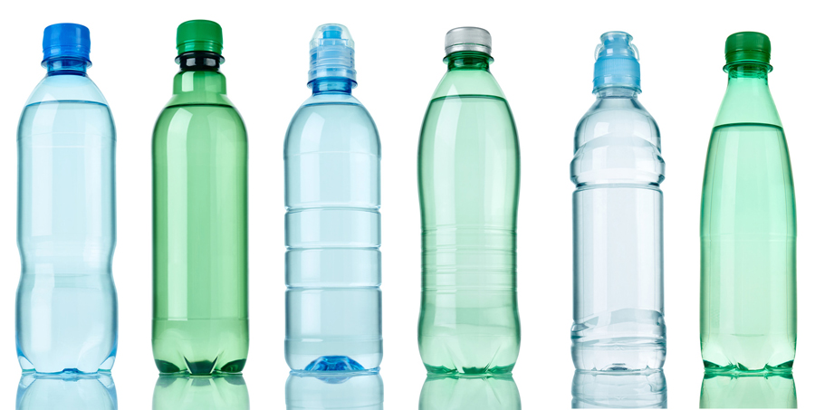 ¿Es correcto reutilizar las botellas de agua plásticas?