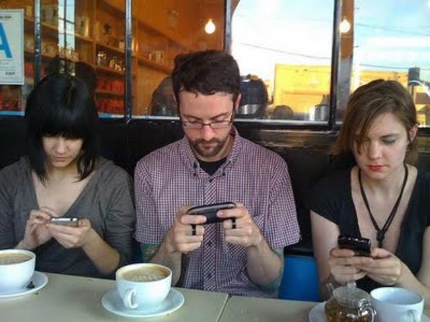 Alertan que al abusar del celular, los jóvenes son como "zombies tecnológicos"