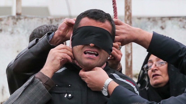 Una madre iraní perdona al asesino de su hijo y lo salva de morir en la horca