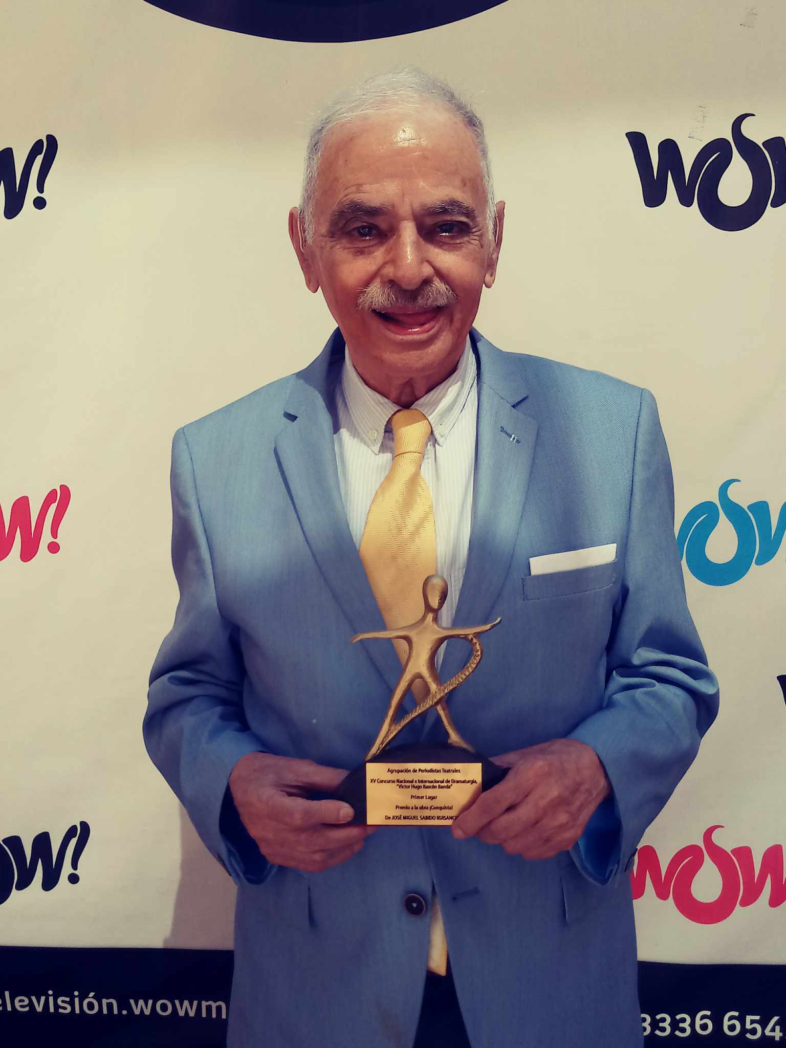 Miguel Sabido recibre premio de la Agrupación de Periodistas Teatrales.