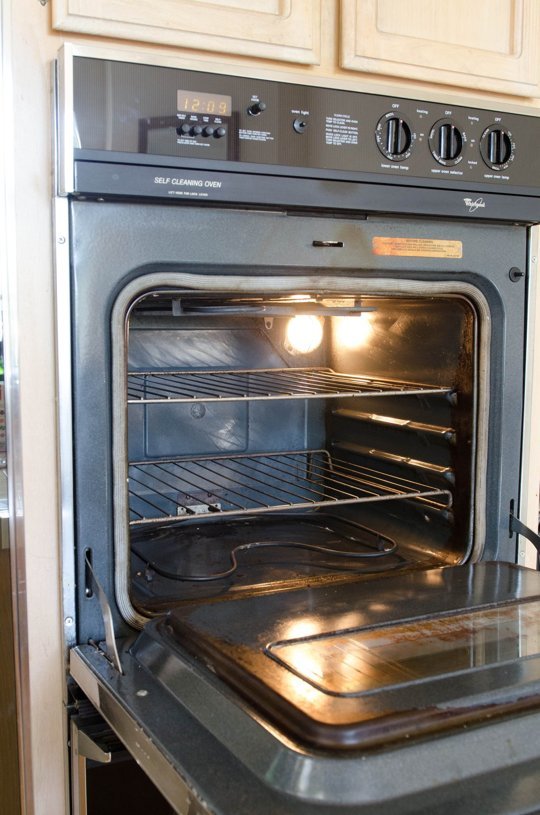 This is the easiest way ever to clean an oven 