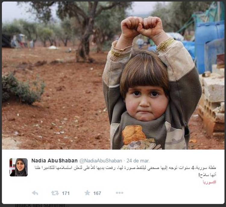 La tremenda imagen de una nena siria que se rinde para que no la maten