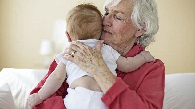 Cuidar a los nietos disminuye las probabilidades de los abuelos de sufrir demencia