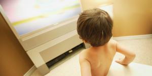 Ver televisión y videos puede perjudicar a niños menores de dos años