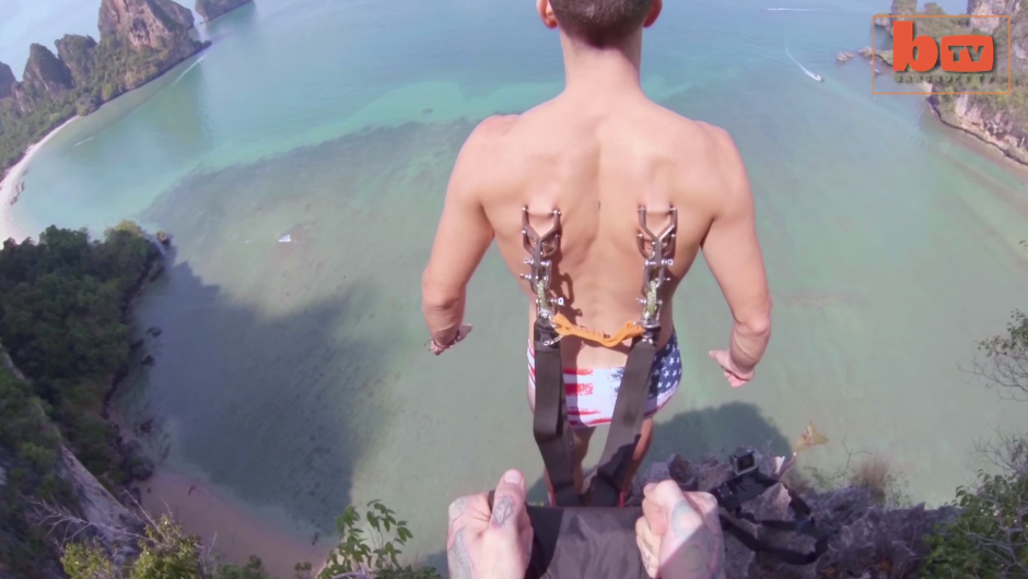 Deportista extremo incrustó arnés de paracaídas en su espalda para un salto base