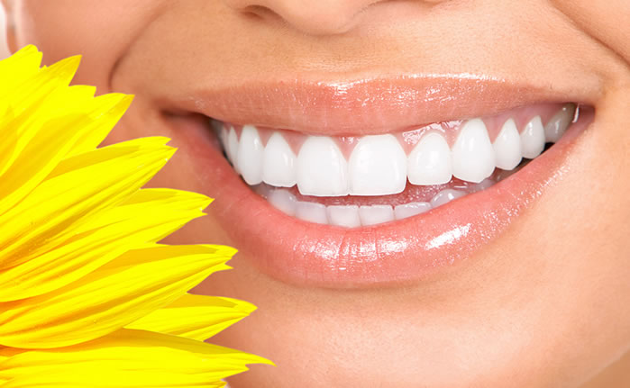 Cinco formas efectivas para blanquear tus dientes