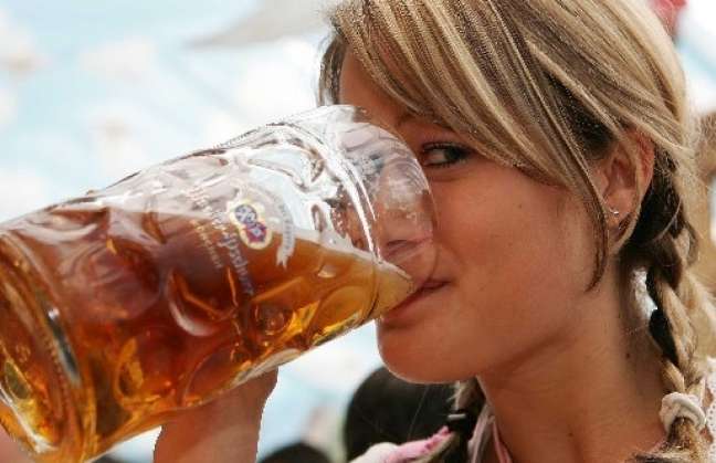 Aseguran que las mujeres que más alcohol consumen son más inteligentes