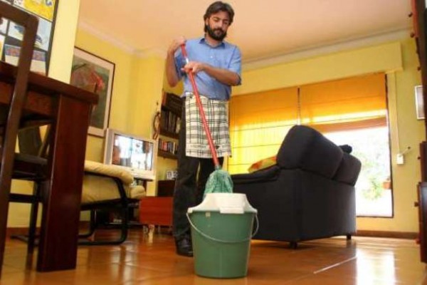Los hombres que ayudan en las tareas de la casa son mejores amantes, según la Ciencia