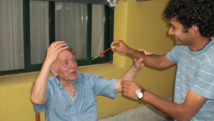 Los abuelos de un hogar meten mano para ayudar a un Hospital de Niños
