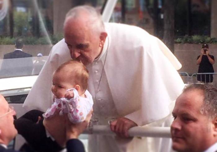El beso del Papa que curó el tumor de una bebé