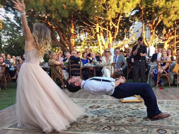 Novio realiza impresionante truco en su boda. ¡Levita!