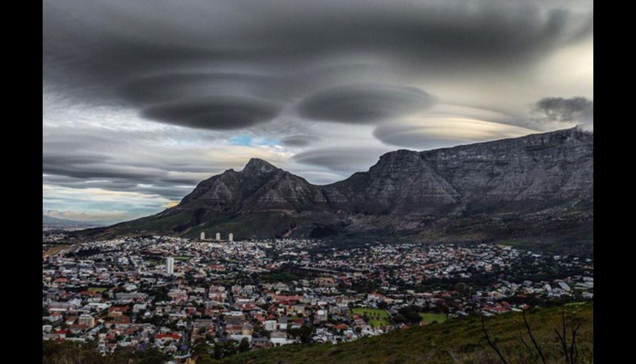 Las extrañas nubes "ovni" que aparecieron en Suráfrica