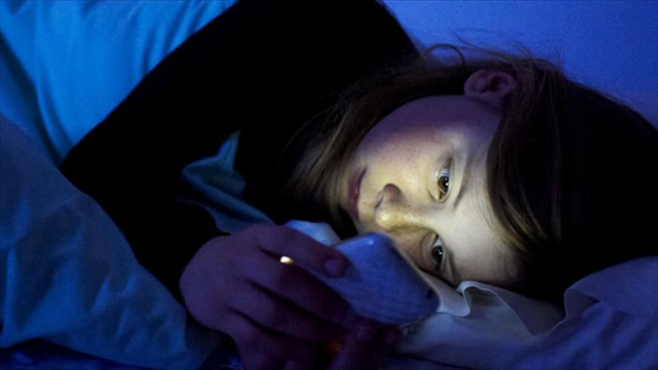 ¿Qué problema puede traernos dormir con el celular prendido?
