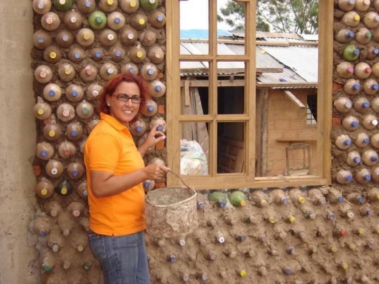 Una abogada boliviana hace casas con botellas para personas en situación de extrema pobreza