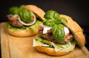Aprende a preparar esta deliciosa y sencilla hamburguesa vegana y sorprende a tus amigos