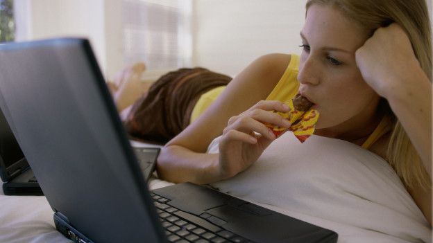 Cómo te engaña tu cerebro si comes mientras haces otras cosas