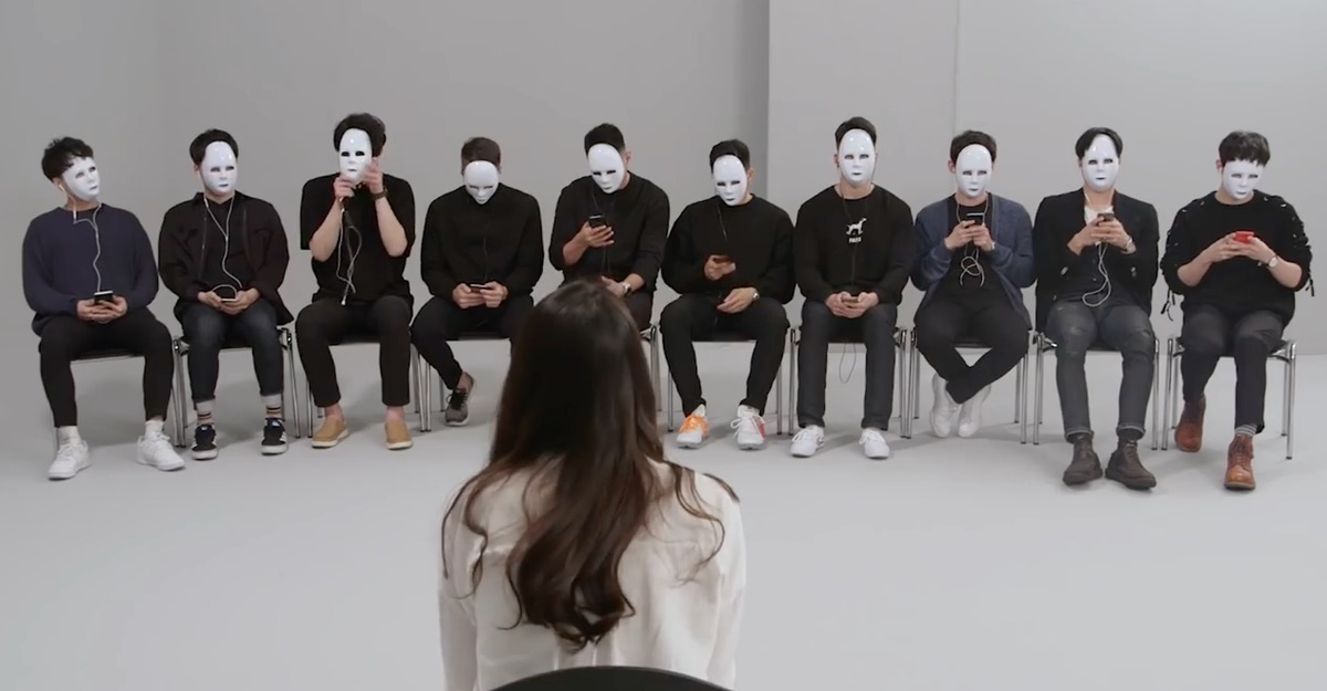 Así es el método coreano para enamorarse: 10 chicos con 1 chica y ellos ocultan sus rostros