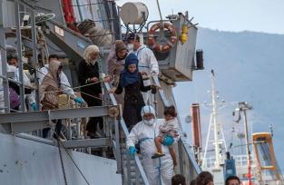 Una familia católica compra un barco, lo bendice y se pone a rescatar náufragos en el Mediterráneo