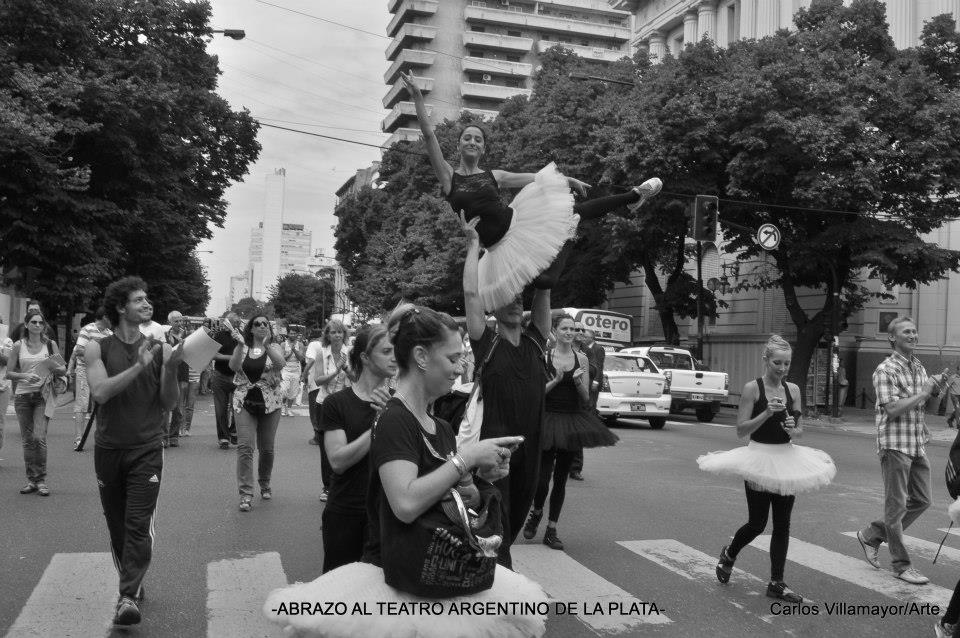  Abrazo simbólico y movilización de trabajadores del Teatro Argentino 