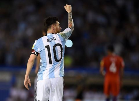 Messi anota con mucha maestría un golazo de penalti a Chile