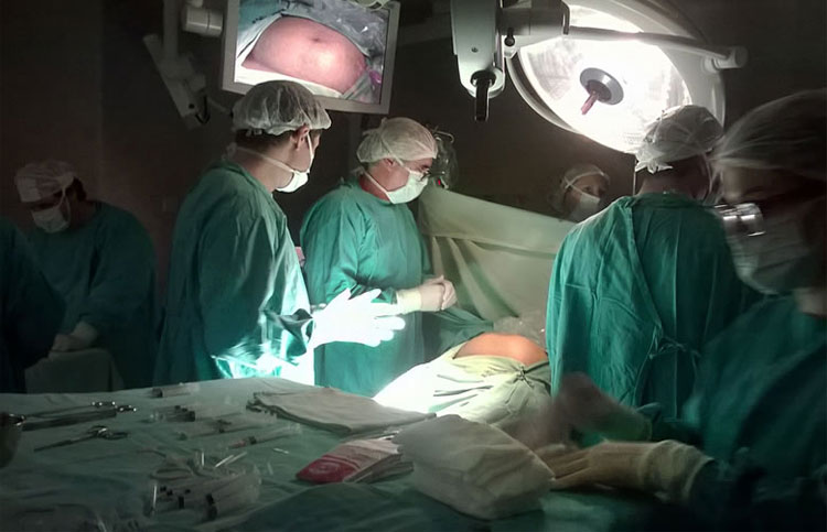Nació el bebé que fue operado dentro de la panza de su mamá
