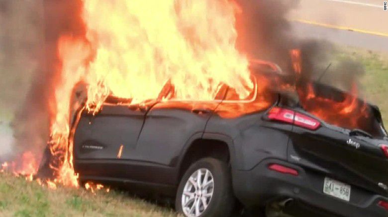 Un conductor y su Biblia sobrevive al incendio de un auto