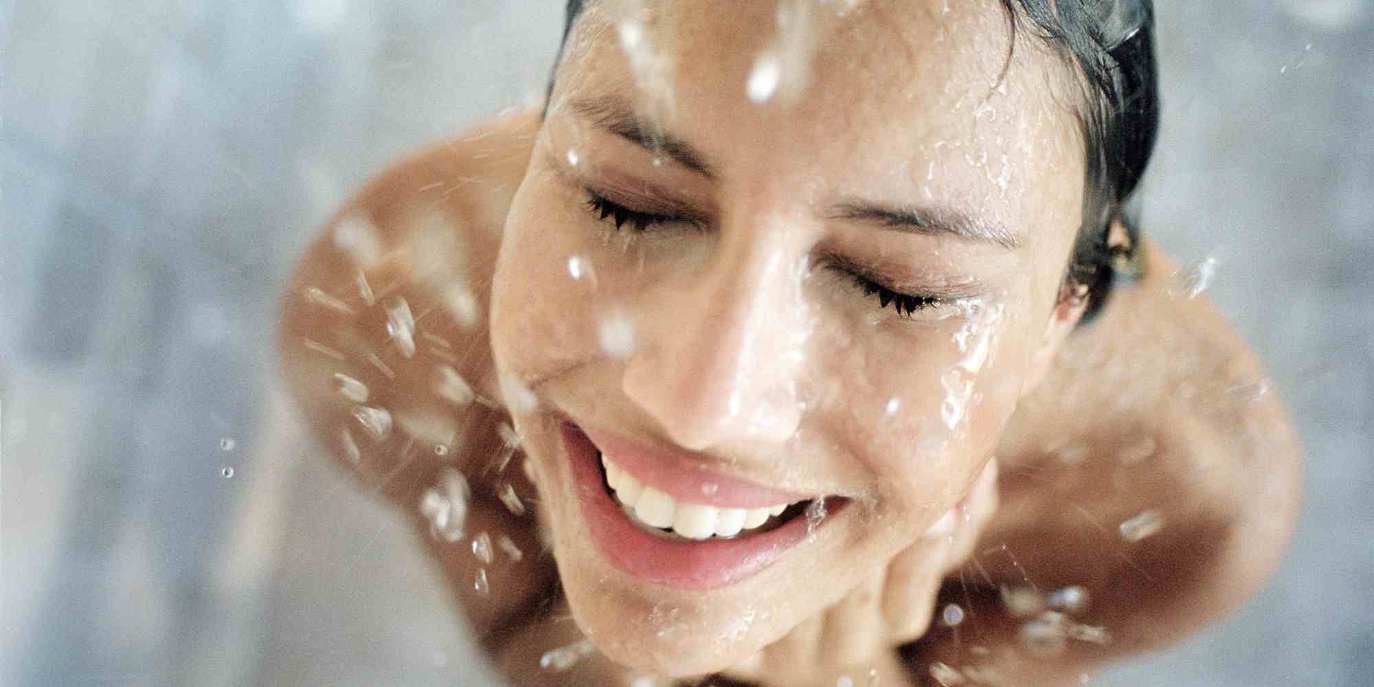 5 razones por las que deberías orinar en la ducha!!