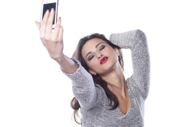 Te ves menos atractivo física y socialmente en tus selfies