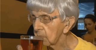 Tiene 102 años y dice que el secreto de su buena salud es tomar cerveza