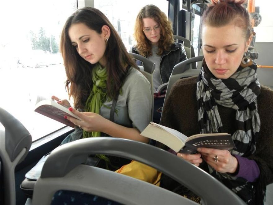 Rumanía no cobra el trayecto en bus a los pasajeros que lo utilicen para leer