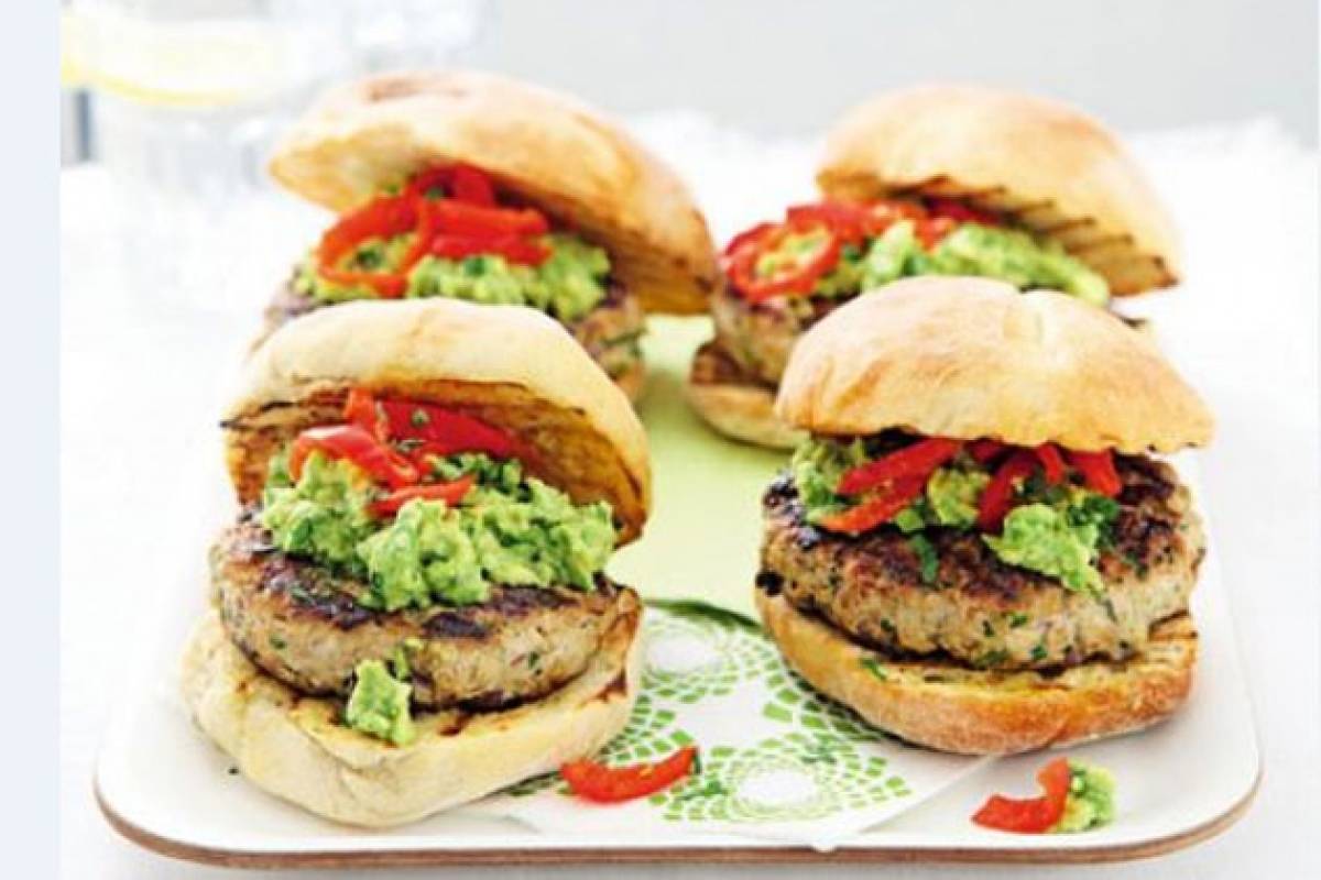 Prepara estas deliciosas y saludables hamburguesas de pavo y sorprende a tus invitados