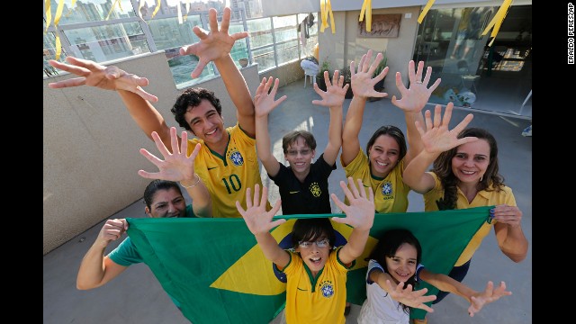 Una familia de seis dedos anima a Brasil para ser hexacampeón