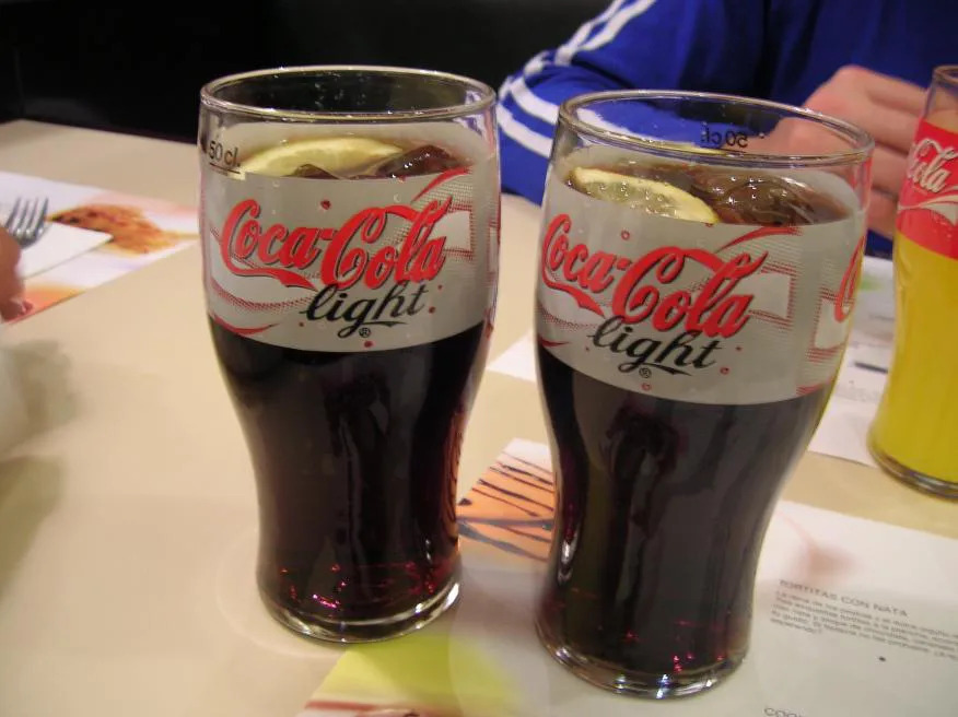  Esto es todo lo que le pasa a tu cuerpo cuando bebes Coca-Cola Light frecuentemente