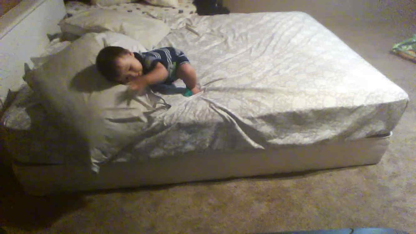 El tierno ingenio de un bebé para bajarse de la cama