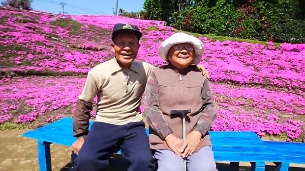 El hombre que plantó miles de flores para que las oliera su esposa ciega