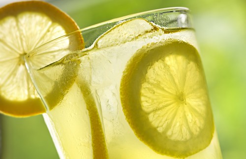 10 beneficios de beber agua tibia de limón cada mañana