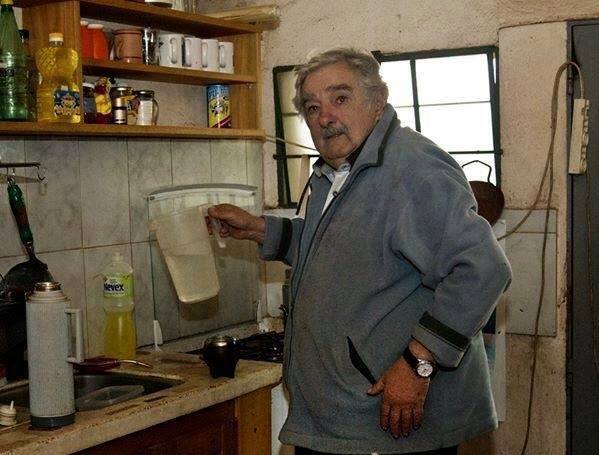 Mujica, un viejo sucio que no lavó ni los tuppers de su casa