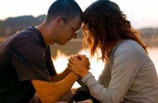 Cuando se ora en pareja la unión matrimonial se enriquece.Diez pasos...