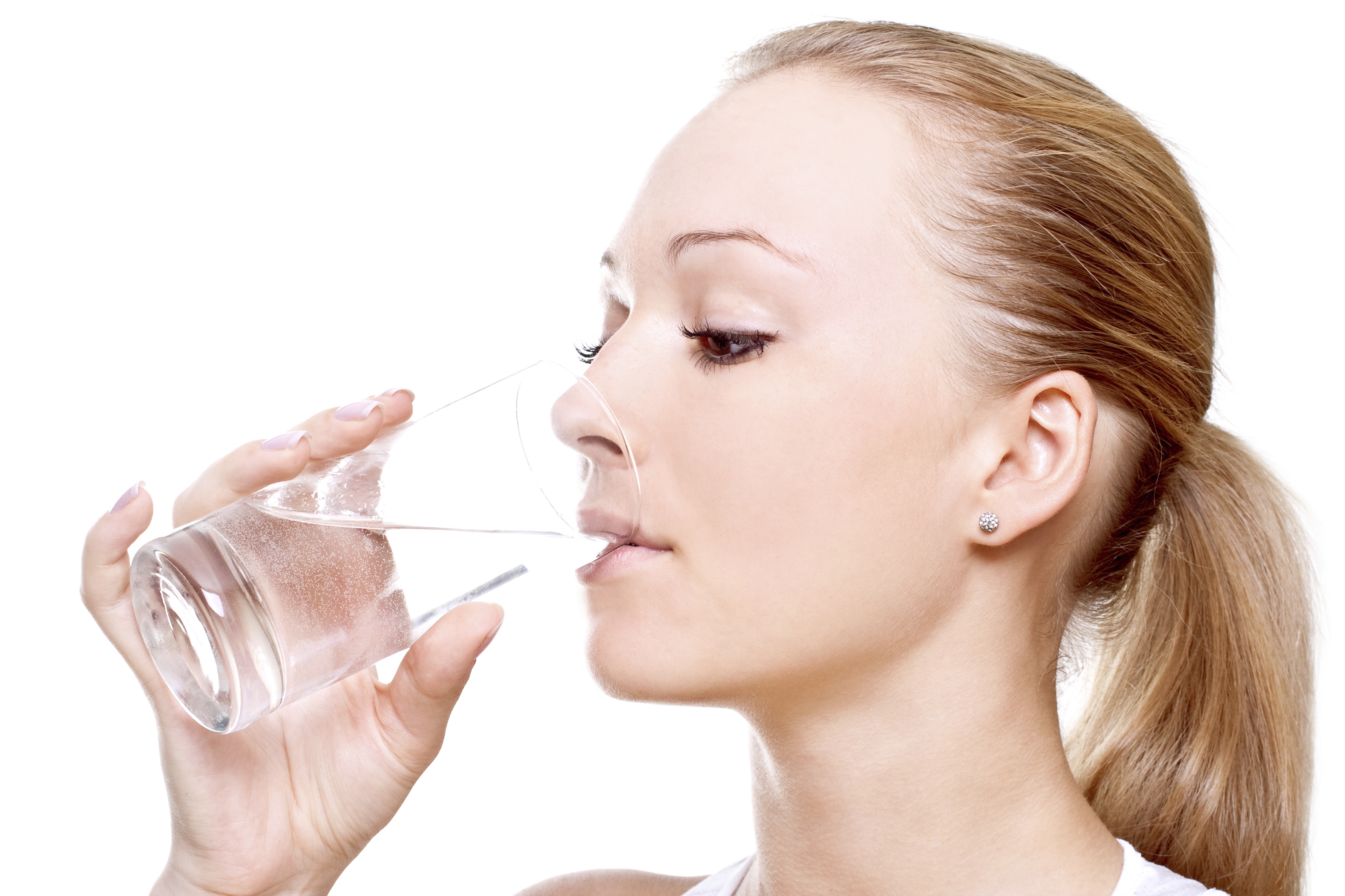 Drinking water on awakening is beneficial for health: we tell you why