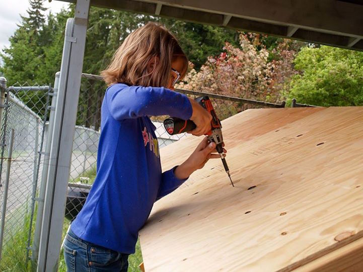 9-year-old girl spends her free time building tiny shelters for the homeless