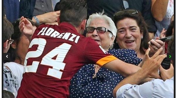 Futbolista conmueve a italianos al celebrar gol con su abuela en la tribuna