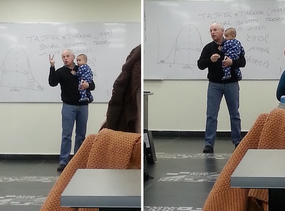La razón por la que este profesor sostiene un bebé mientras da clase da la vuelta al mundo