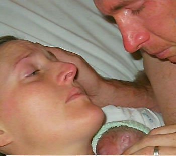 El abrazo de su madre le devolvió la vida a un bebé recién nacido