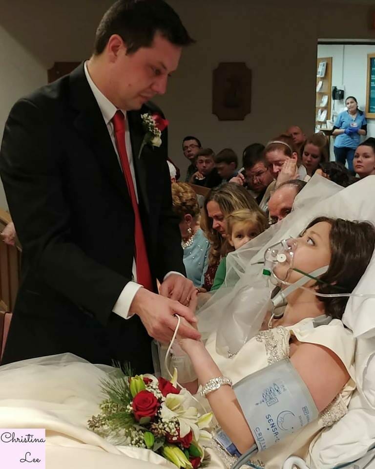 Mujer con cáncer se casa en hospital. A las 18 horas el esposo la mira a los ojos y se descompone