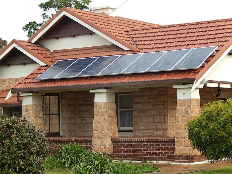 Esta ciudad dará paneles solares gratis a familias con pocos recursos