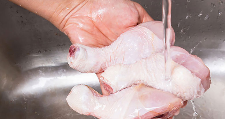 Is it right to wash the raw chicken?