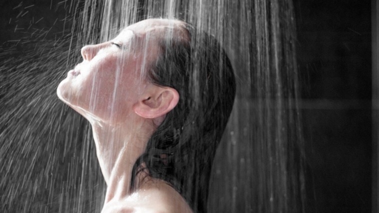 Esta es la razón por la que nunca debes lavar tu cara en la ducha
