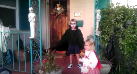 Esta pequeña niña defendió a su hermano de un terrorífico adorno de Halloween